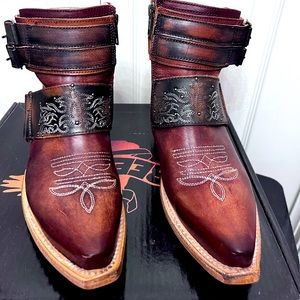 Brand new in box with dust covers. IMO these run small 7.5-8. Never been worn.